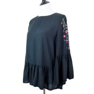 Beach Lunch Lounge Size M Embroidered 3/4 Bell Sleeve Blouse Black